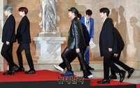 [2018AAA] 레드카펫 밟는 방탄소년단