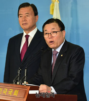 [포토] 기자회견 갖는 이채익-홍문표