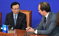 [포토] 대화하는 이해찬 민주당 대표와 파비앙 페논 주한 프랑스대사