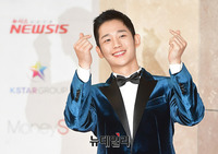 [2018AAA] 여심 흔드는 정해인 양손하트