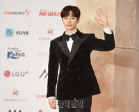 [2018AAA] 손 흔드는 배우 이준호