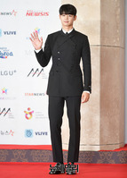 [2018AAA] 손 인사하는 배우 최민호