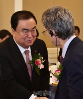[포토] 악수하는 문희상 국회의장과 제프리 삭스 교수