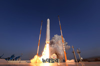 [포토] 대지 박차고 오르는 누리호