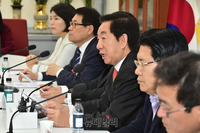 [포토] 유치원 3법 기자회견 갖는 김성태 한국당 원내대표