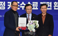 [포토] 감사패 받는 이해찬 민주당 대표