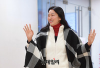 [포토] 홀리데이 포토월 입장하는 장윤주