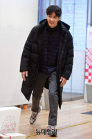 [포토] 롱패딩 입고 등장한 배우 김지석