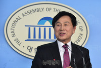 [포토] 원내대표 경선 불출마 선언하는 유재중 의원