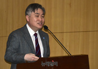 [포토] 발제하는 정범진 경희대 원자력공학과 교수