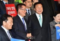 [포토] 악수하는 손학규-박지원