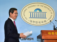 [포토] 정론관으로 들어서는 김학용 의원