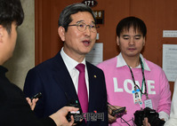 [포토] 기자들의 질문에 답하는 김학용 의원