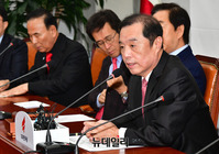 [포토] 발언하는 김병준 비대위원장