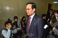 [포토] 운영위원장실로 향하는 홍영표 민주당 원내대표