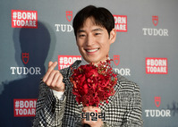 [포토] 꽃 든 배우 이제훈