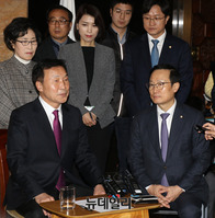 [포토] 손학규 단식 농성장 찾은 홍영표