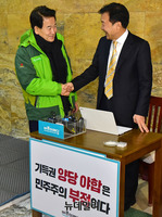 [포토] 인사하는 손학규-정동영