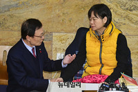 [포토] 이정미 정의당 대표 단식농성장 찾은 이해찬 민주당 대표