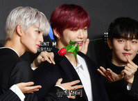 [2018MAMA] 생일 맞은 워너원 강다니엘, 장미꽃 물고 기념촬영
