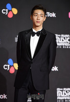 [2018MAMA] 턱시도로 멋을 낸 배우 지수