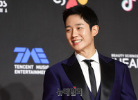 [2018MAMA] 미소짓는 정해인