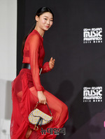 [2018MAMA] 레드카펫 오르는 모델 배윤영