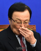 [포토] 얼굴 만지는 이해찬 더불어민주당 대표