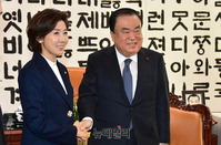 [포토] 악수 나누는 문희상-나경원