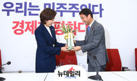 [포토] 축하난 받는 나경원 신임 자유한국당 원내대표