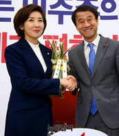 [포토] 기념사진 찍는 나경원-한병도