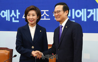 [포토] 홍영표 민주당 원내대표 찾은 나경원 신임 한국당 원내대표