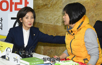 [포토] 정의당 이정미 대표 찾은 나경원 신임 한국당 원내대표