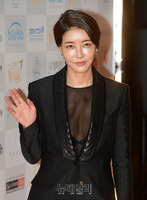 [포토] 손 인사하는 배우 진서연