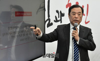 [포토] 김병준, 평화이니셔티브 기자간담회