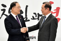 [포토] 악수 나누는 김병준-홍남기