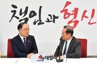 [포토] 환담 나누는 김병준 위원장과 홍남기 부총리