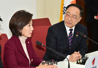 [포토] 대화 나누는 나경원 원내대표와 홍남기 부총리