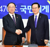 [포토] 기념사진 촬영하는 홍영표-홍남기