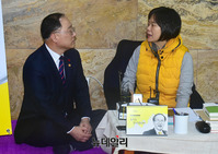 [포토] 대화 나누는 홍남기-이정미