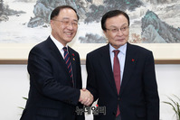 [포토] 이해찬 민주당 대표 예방한 홍남기 부총리