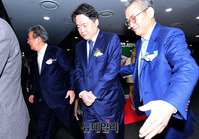 [포토] 공모전 시상식 입장하는 최승호 MBC사장