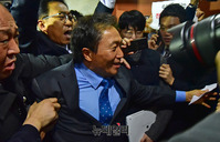 [포토] 거센 항의에 기자실로 몸 피하는 이학재 의원