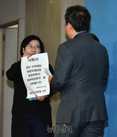 [포토] 바른당 관계자 "이학재 정보위원장 놓고 가라"