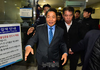 [포토] 급히 정론관 떠나는 이학재 의원