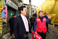 [포토] 청계천 공구거리 둘러보는 송석준의원과 상인들