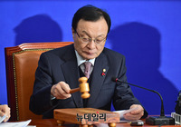 [포토] 최고위원회의 참석한 이해찬 더불어민주당 대표