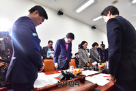 [포토] 묵념하는 교육위 법안심사소위 의원들