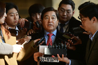 [포토] 검찰 출석 직전 입장 밝히는 심재철 의원