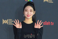 [포토] 청하, 매력적 손인사